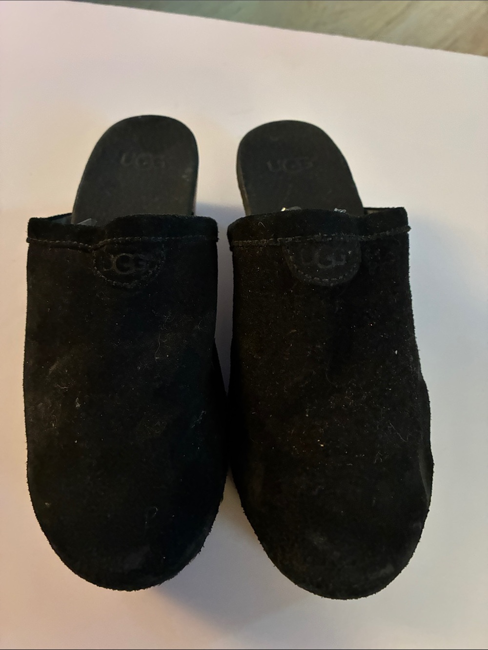 Child’s Ugg clogs